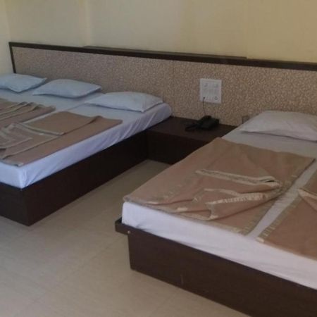 Sai Niwas Hotel Ширди Екстериор снимка