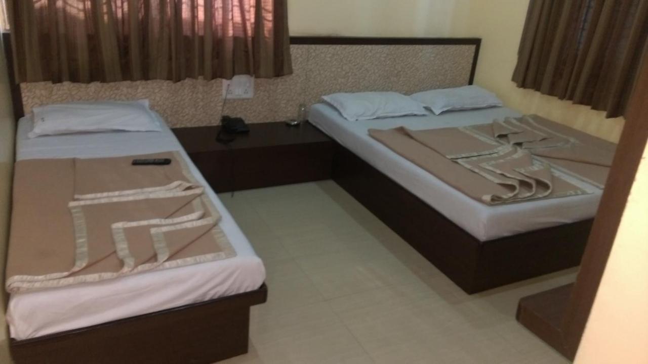 Sai Niwas Hotel Ширди Екстериор снимка