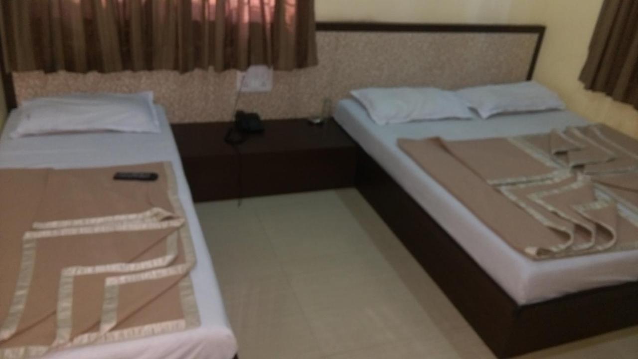 Sai Niwas Hotel Ширди Екстериор снимка