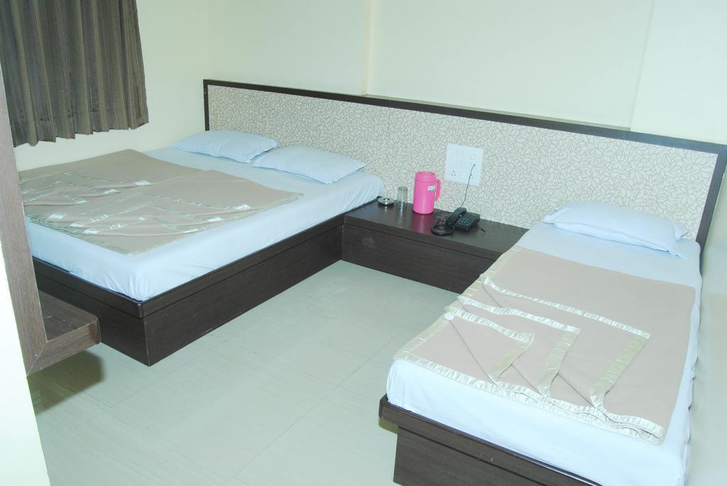 Sai Niwas Hotel Ширди Екстериор снимка