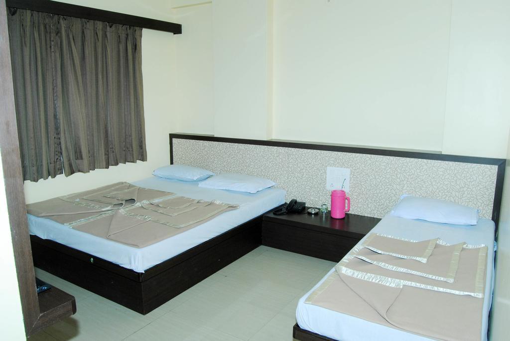 Sai Niwas Hotel Ширди Екстериор снимка